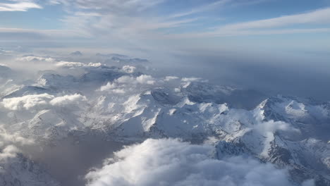 Paisaje-Arial-Tiro-De-Montañas-En-El-Norte-De-Noruega-Con-Picos-Nevados,-Islas-Lofoten,-Escandinavia-Del-Norte