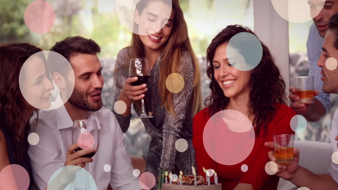animación de puntos blancos sobre felices amigos femeninos y masculinos diversos bebiendo vino y hablando