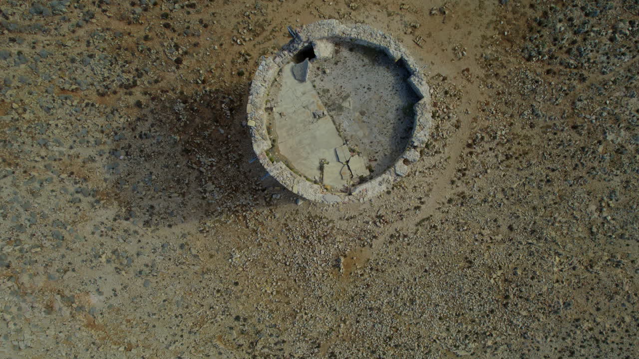 사르데냐 섬에 있는 토레 디 칼라 도메스카 (torre di cala domestica) 의 꼭대기를 발견하는 공중 사진