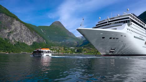 Kreuzfahrtschiffe-Am-Geirangerfjord,-Norwegen