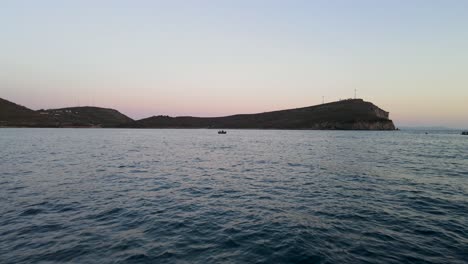 Vista-Aérea-De-Un-Barco-A-Motor-Navegando-Alrededor-Del-Fuerte-De-Porto-Palermo-En-Vlora,-Albania