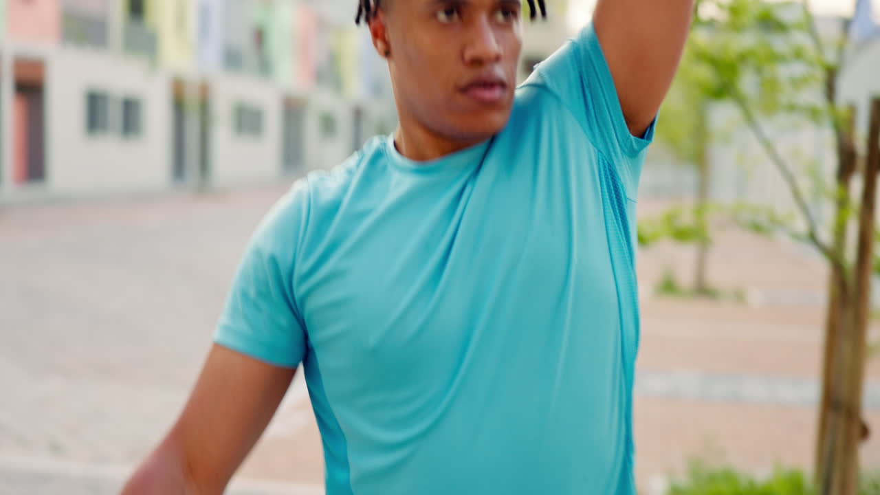 hombre negro, entrenamiento de kettlebell