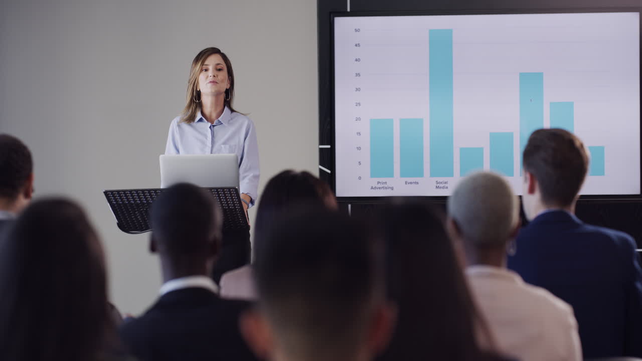 un hombre de negocios levantando la mano durante una conferencia