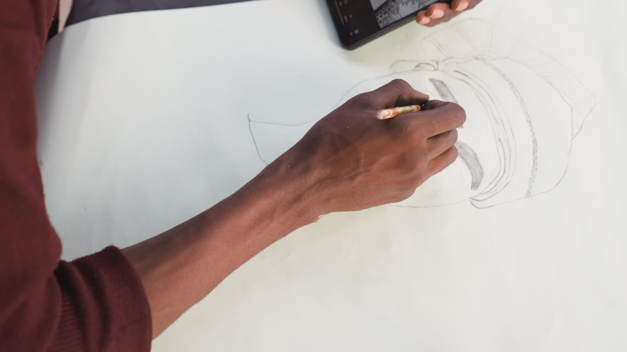 Tekening van een menselijk gezicht. Nauwkeurige weergave van gelaatstrekken op papier door een kunstenaar. Een aandachtige kunstenaar schetst zorgvuldig een realistisch portret, waarbij gelaatstrekken worden getoond met precieze potloodtechnieken.