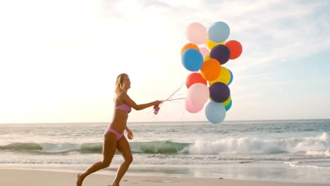 Mujer-Sonriente,-Tenencia,-Globo-Aerostático