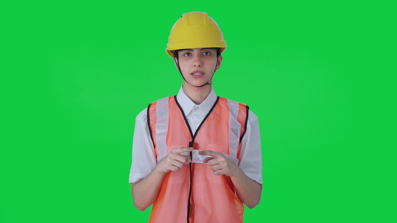 인도 여성 건축가가 누군가와 녹색 화면으로 이야기하고 있습니다.