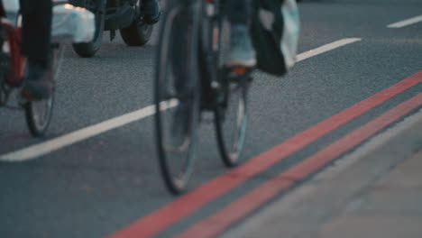 Anonyme-Menschenmenge,-Die-Mit-Dem-Fahrrad-Fahrrad-Fährt,-Pendler,-Londoner-Stadtstraße,-Zeitlupe