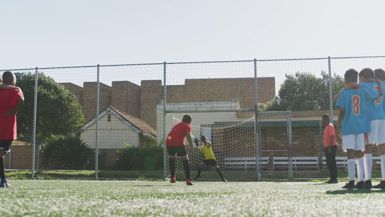 ⁇ 은 날에 골을 넣는  ⁇ 은 옷을 입은 아프리카계 미국 축구 선수