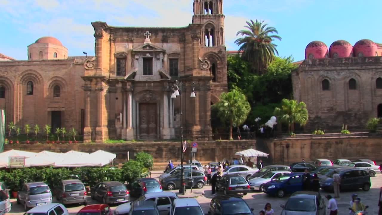 mange biler er parkeret foran en religiøs bygning lavet af sten palermo italien