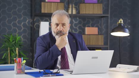 un hombre de negocios pensante mirando a la cámara.