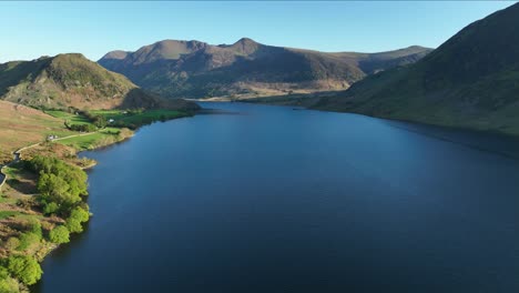 Stunning-view-over-Crummock-Water-to-Rannerdale-Knotts,-Cumbria