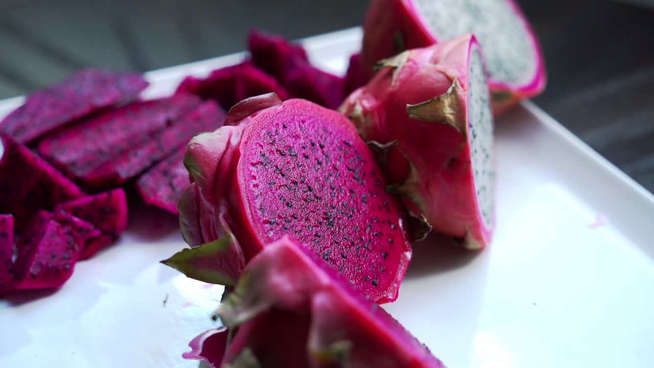 acercarse a la fruta del dragón rojo y blanco rebanadas de fruta del dragon rojo y el cultivo de plantas exóticas pitaya