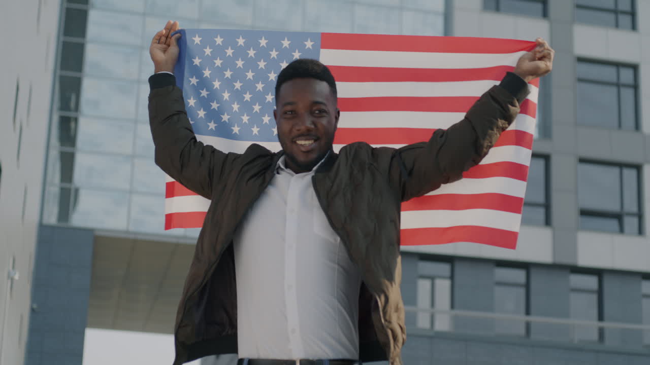 Uomo che tiene la bandiera americana