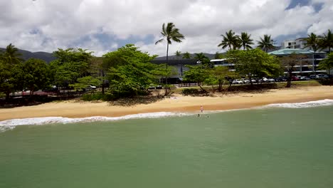 vista aérea de la costa de trinity beach en cairns