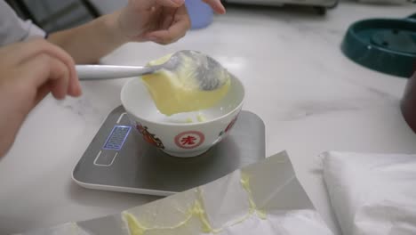Butter-Mit-Dem-Wiegegerät-Abmessen