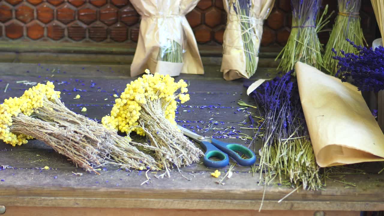 Tørret lavendel og gule blomster klar til håndarbejde