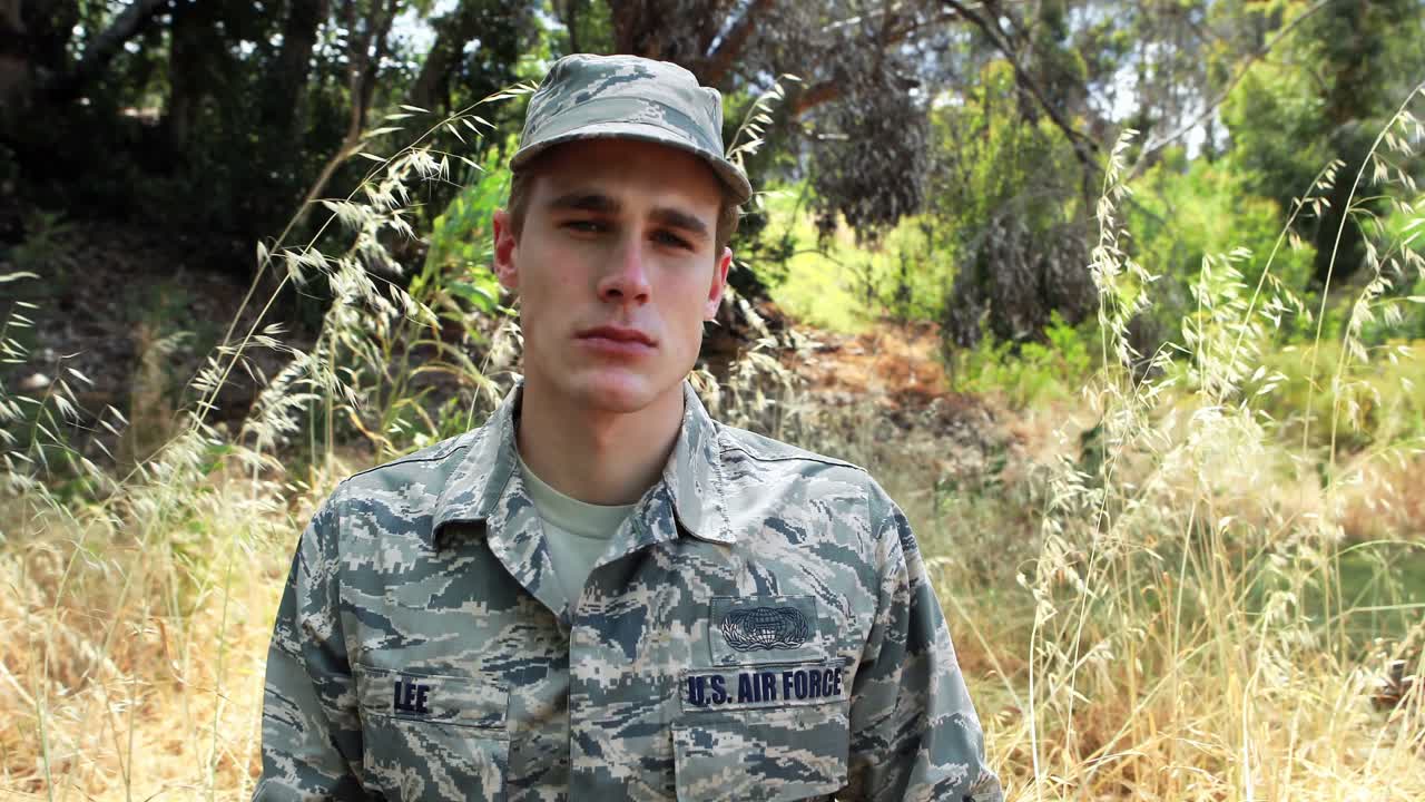 soldado militar durante un ejercicio de entrenamiento