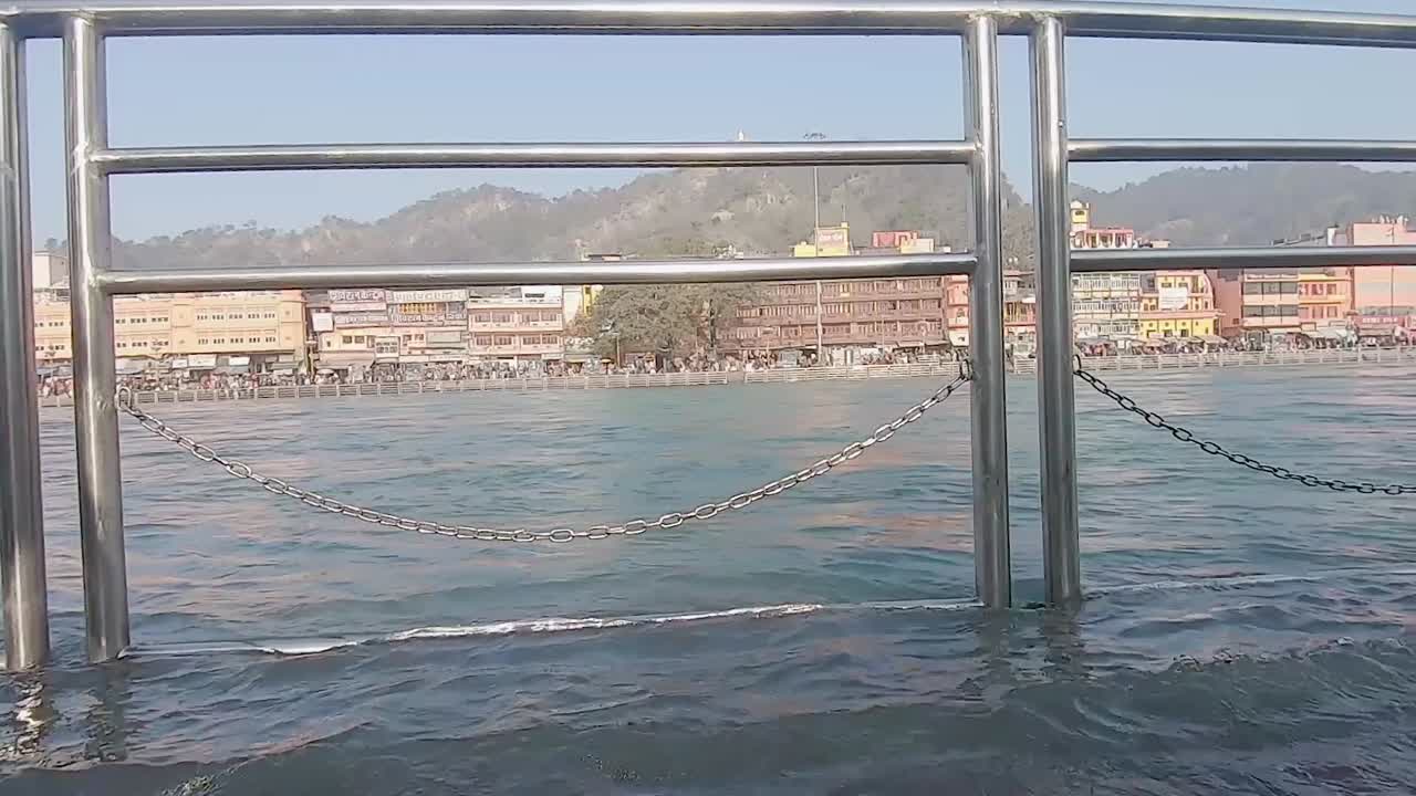 el sagrado río ganges fluye en la temporada de lluvias por la mañana en forma de ángulo plano el video se toma en haridwar, uttarakhand, india