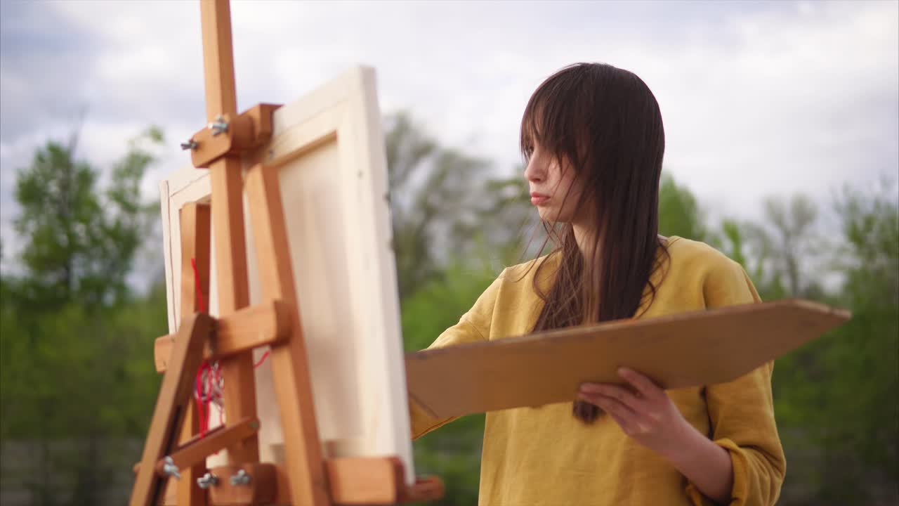 야외에서 그림을 그리는 여자