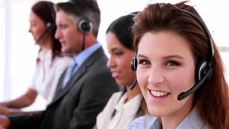 agentes del centro de llamadas que trabajan y hablan con auriculares
