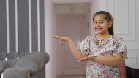 niño indio feliz señalando el espacio en blanco para copyspace