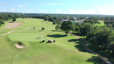 Vista-Aérea-De-Golfistas-Compitiendo-Para-Llegar-Al-Hoyo-Final-En-Una-Casa-De-Campo-Ubicada-En-La-Romana