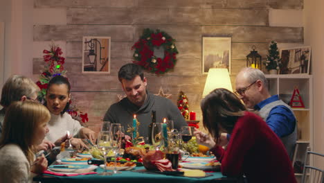 Familia-Alegre-Disfrutando-De-Comida-Sabrosa-Para-La-Reunión-Navideña