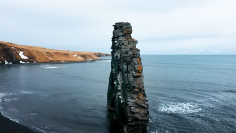 Un-Dron-Equipado-Con-Capacidad-4k-Captura-Impresionantes-Imágenes-Cinematográficas-De-La-Pintoresca-Formación-Rocosa-Conocida-Como-Acantilados-De-Gerðuberg-En-Islandia-Desde-Una-Perspectiva-Aérea.