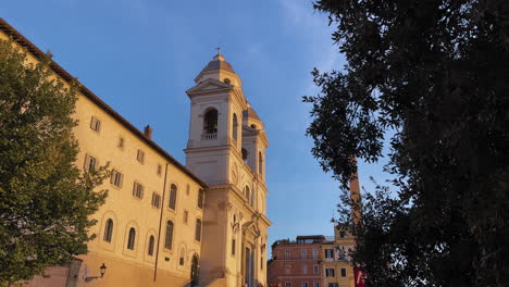 Toma-Pov-De-La-Iglesia-Santissima-Trinità-Dei-Monti-Iluminada-Por-El-Sol-En-Roma,-Italia