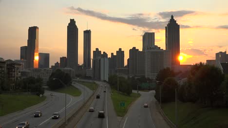 de zon gaat onder achter de skyline van atlanta georgia