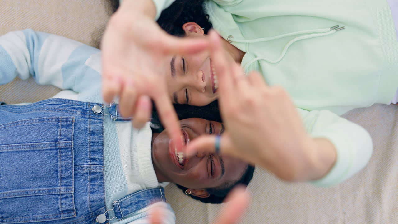 mujeres juntas, suelo y vista superior selfie
