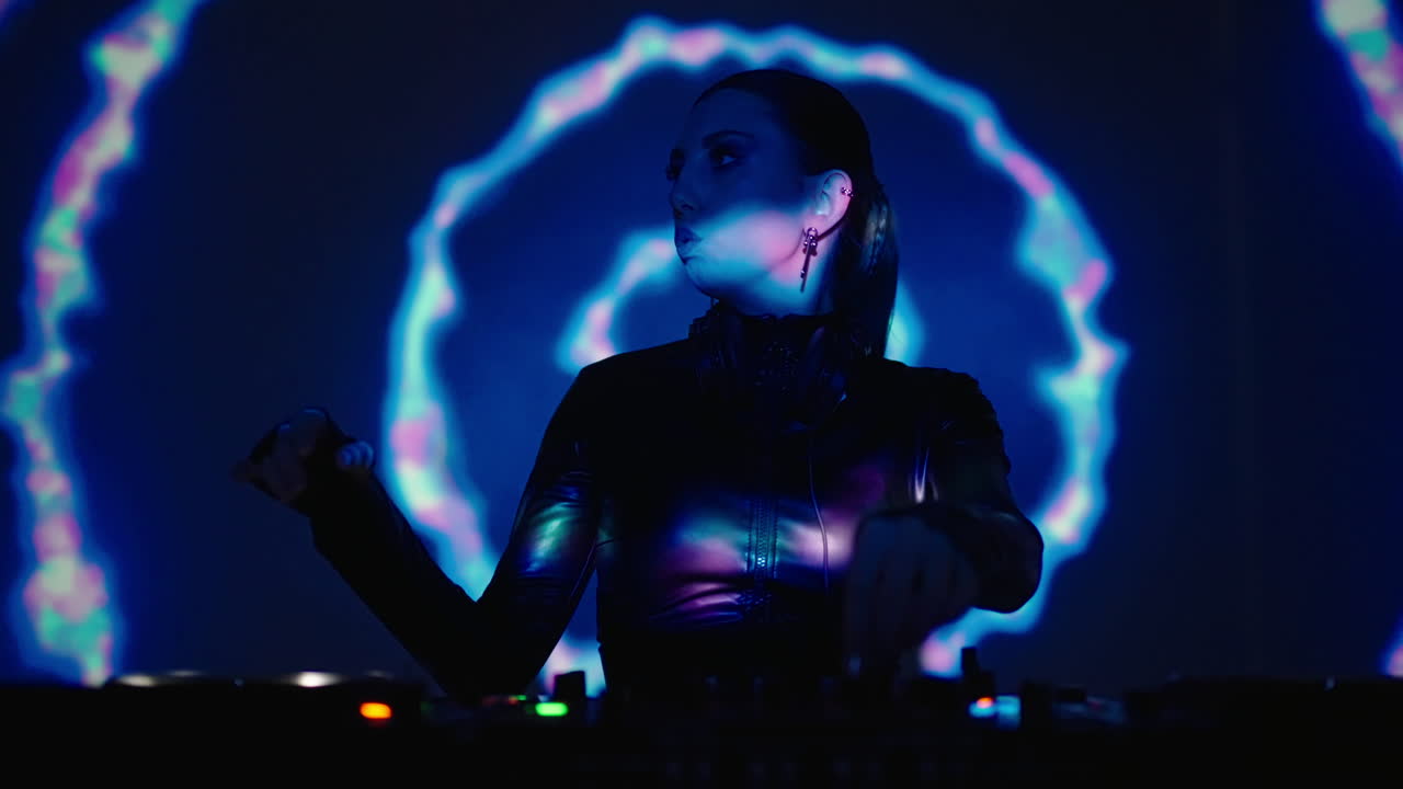 una dj femenina actuando en un club nocturno