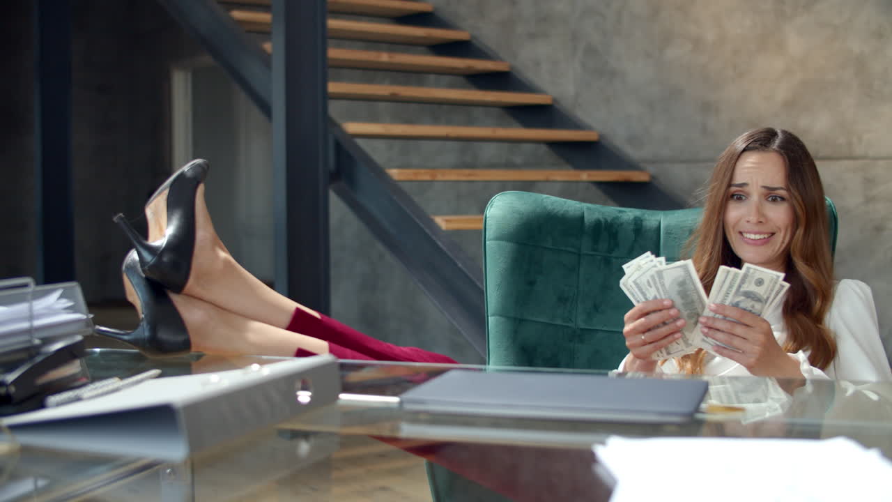 успешная женщина празднует хорошую сделку, бизнес-леди зарабатывает деньги.