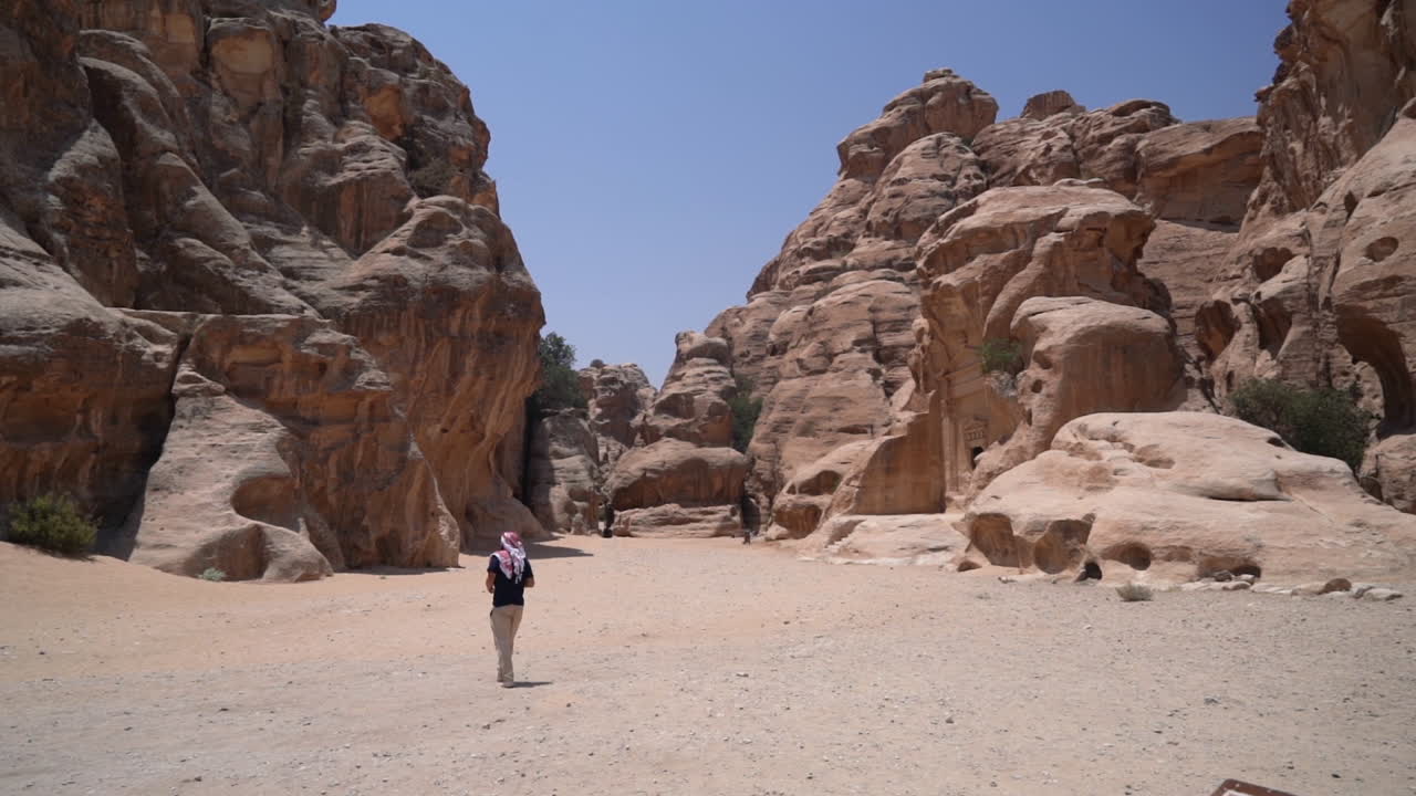 Turista masculino en el sitio arqueológico de Petra, Jordania