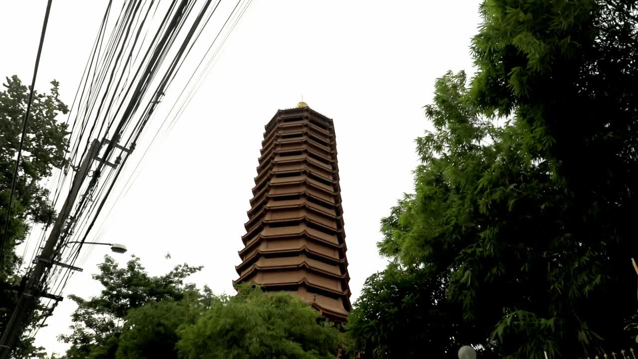 Looking at the chiness temple from the street in Bangkok