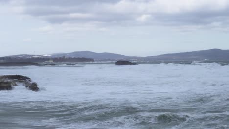 Toma-Panorámica-De-La-Costa-Rocosa-De-Invierno-Con-Viento-Fuerte-Y-Olas-Grandes