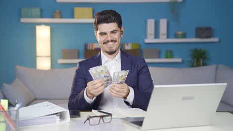 un empleado feliz que gana dinero sonriendo a la cámara.