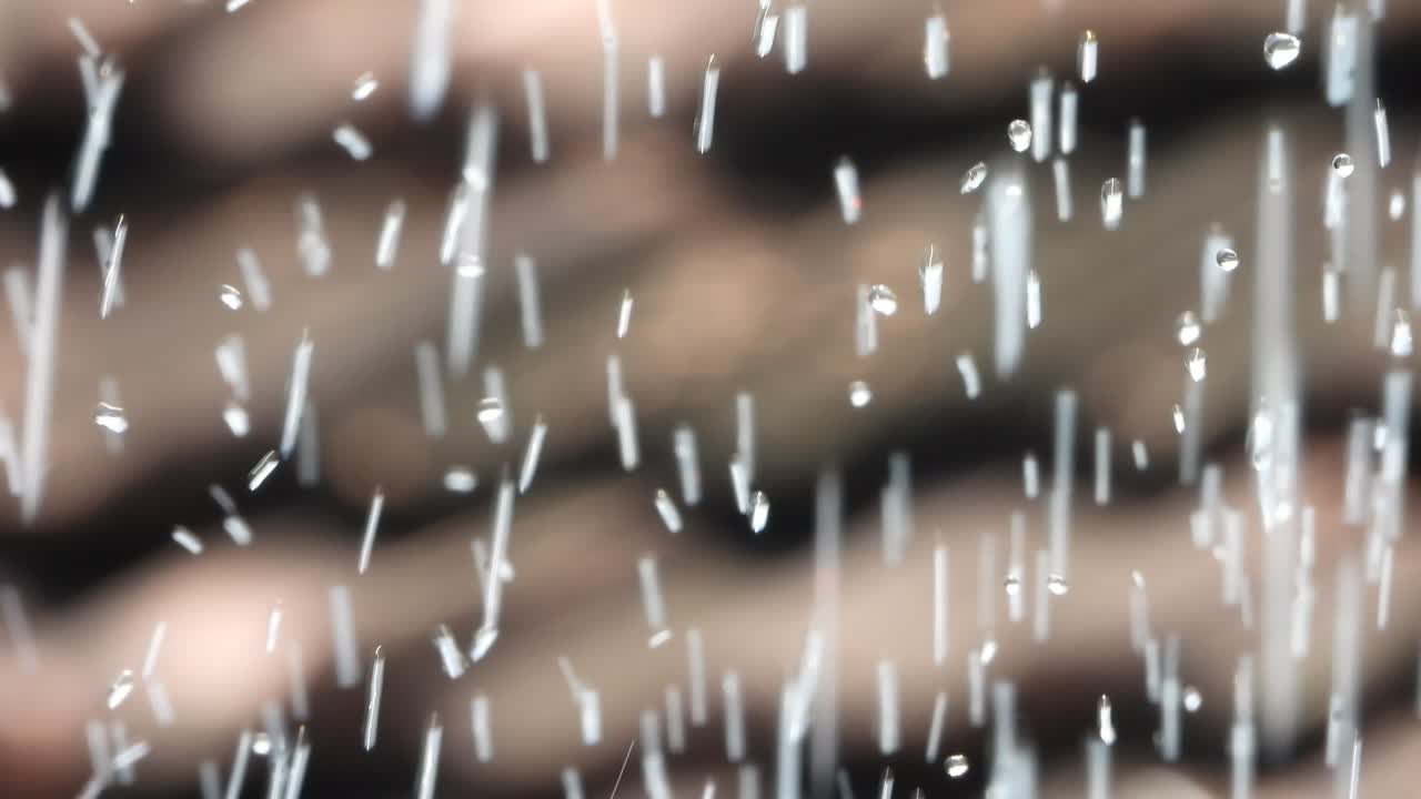 아래로 흐르는 물방울