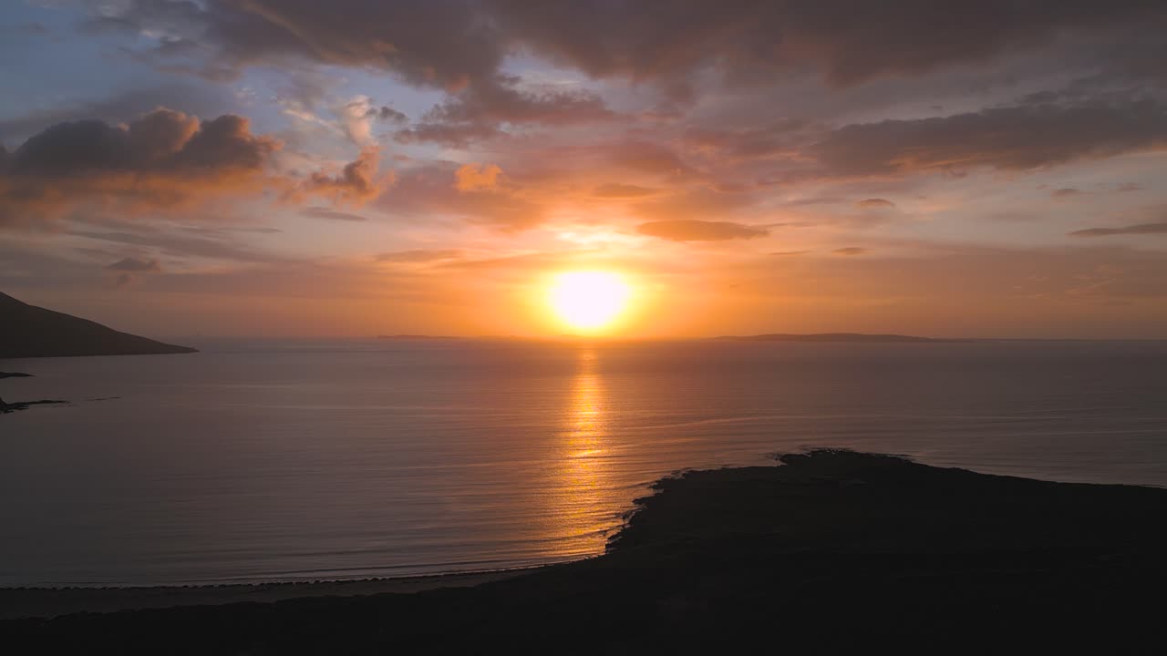 Imágenes aéreas que capturan el atardecer en Golden Strand Beach - Isla Achill.