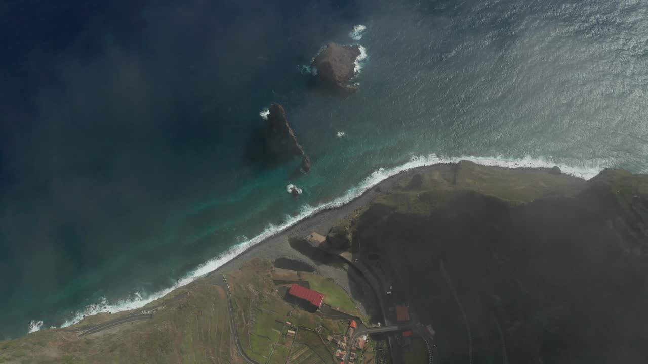 volando por encima de las nubes de luz con la luz del sol iluminando ilheus da ribeira