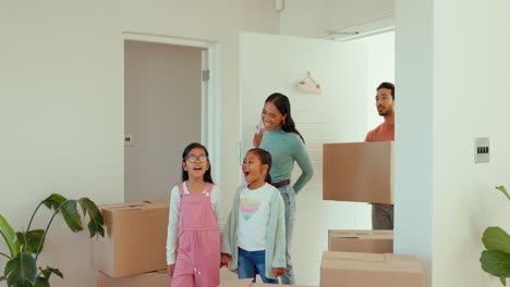 padres, niños y caja en la puerta de entrada en el nuevo hogar