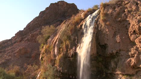 Menschen-Baden-Unter-Einem-Großen-Wasserfall-Mit-Heißem-Wasser-In-Einem-Resort-Am-Toten-Meer-In-Jordanien-2