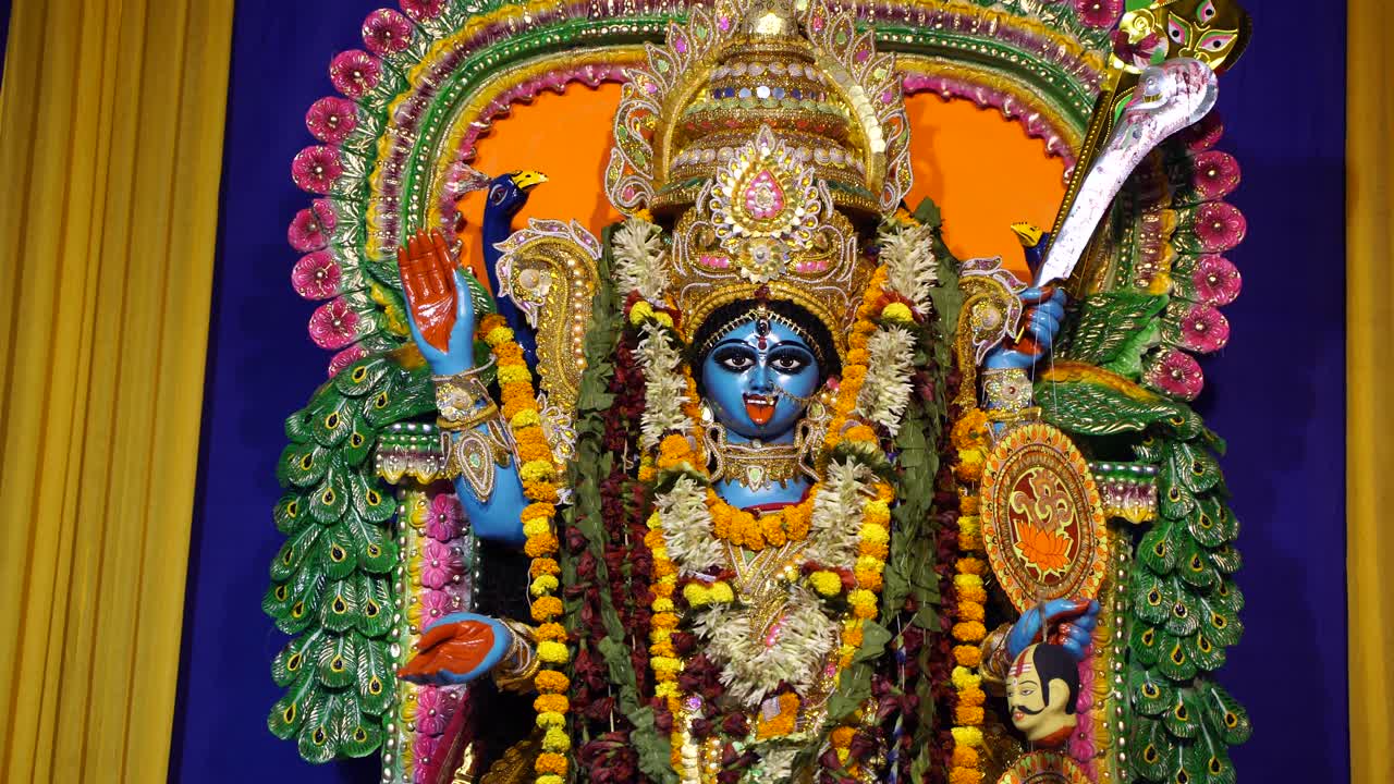 diwali es uno de los festivales más grandes de la india, kali, una de las deidades de los hindúes, es adorada en este festival