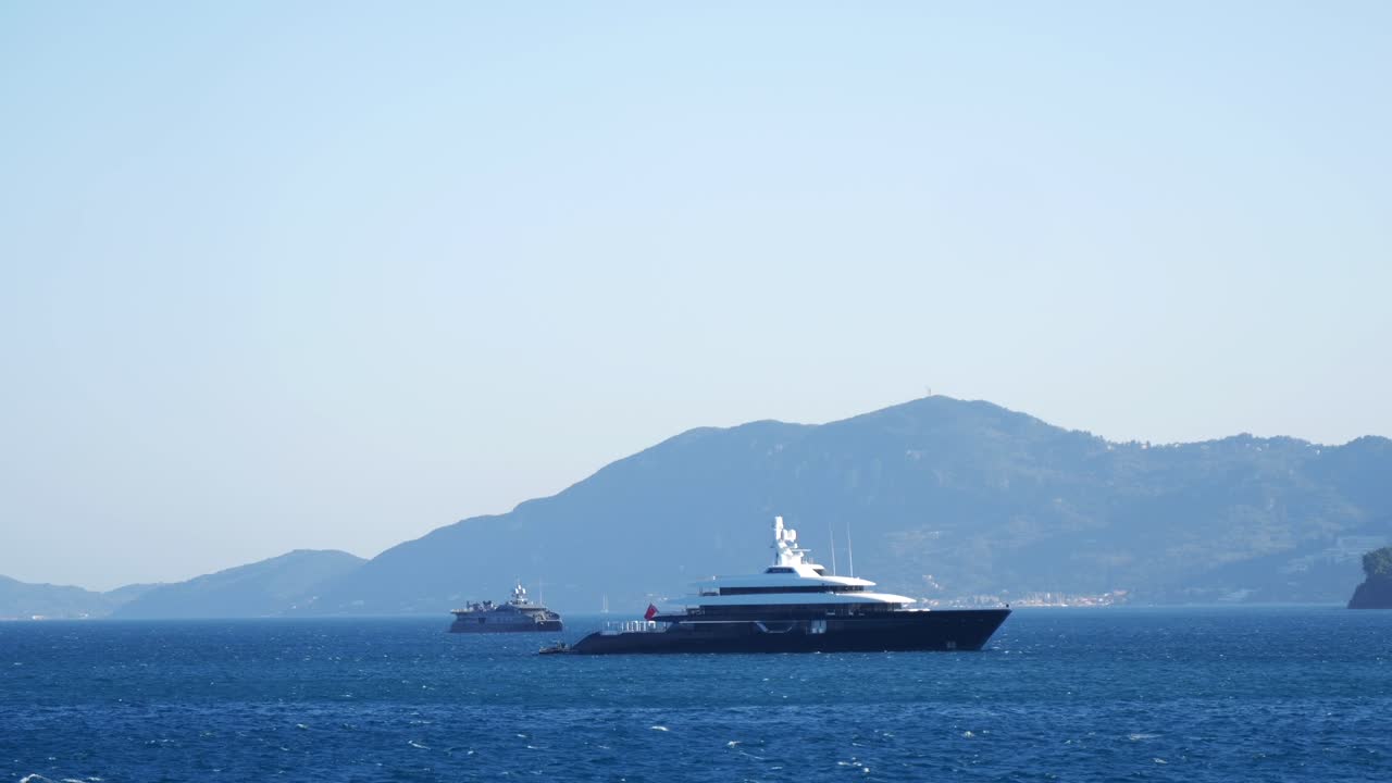 코르푸 섬 근처 의 이오니아 해 의 푸른 물 에서 항해 하는 크루즈 선박