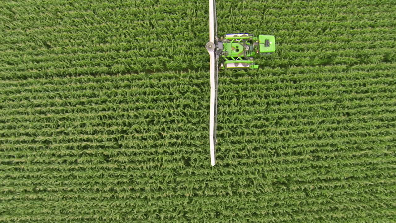 옥수수 밭을 가로질러 이동하는 분무기, 농작물 보호 적용