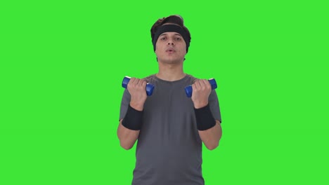hombre indio levantando pesas y haciendo ejercicio pantalla verde