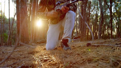 hombre apuntando con un arco compuesto en el bosque 4k