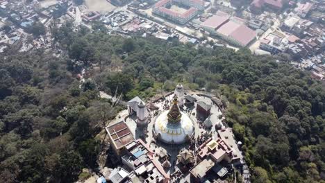 una vista en espiral ascendente de la estupa swayambhunath en la cima de una colina en la ciudad de katmandú, nepal