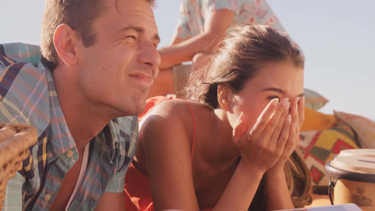 얼굴에 바람이 불고 있는 친구들