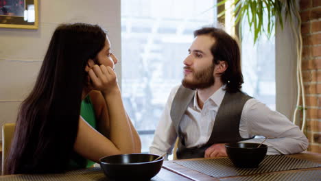 una pareja feliz en una cita.